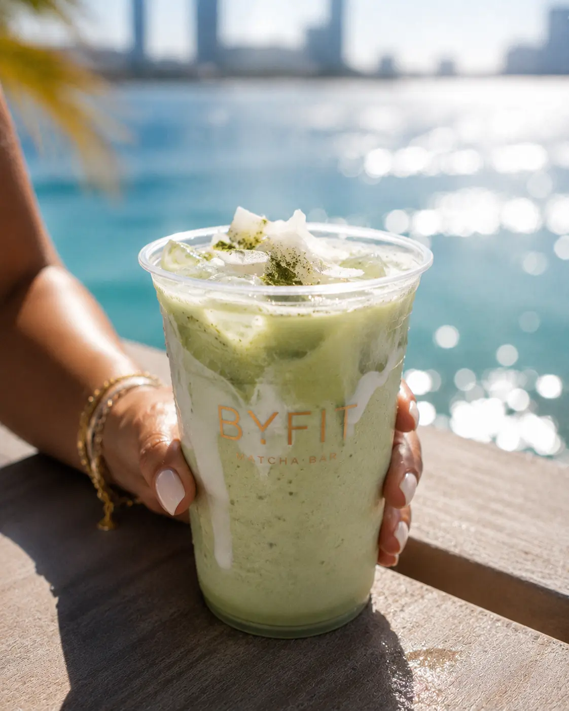 Matcha de coco BYfit frente a la bahía de Miami